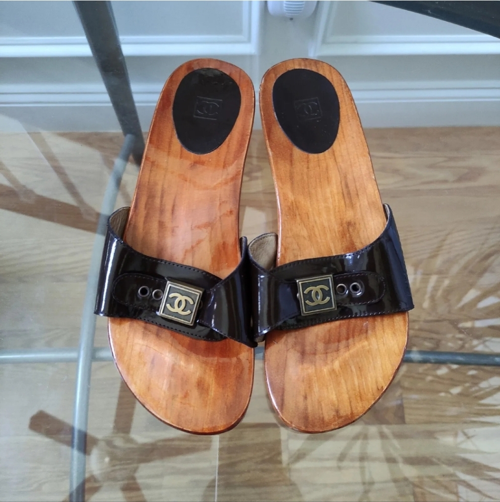 Chanel CC Logo 40/8.5 Parent Leather Buckled Slide Sandals 40/8.5 Dark Brown